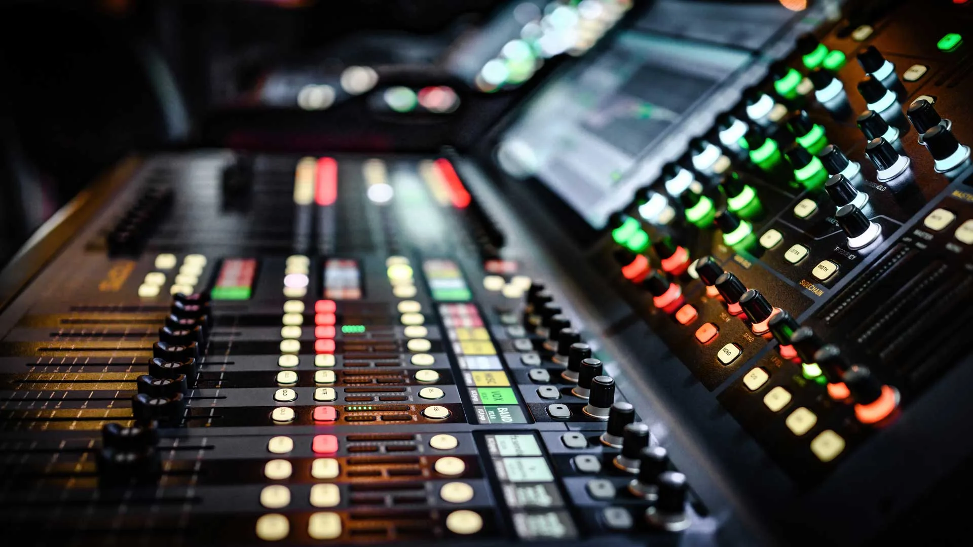 Sound mixing console