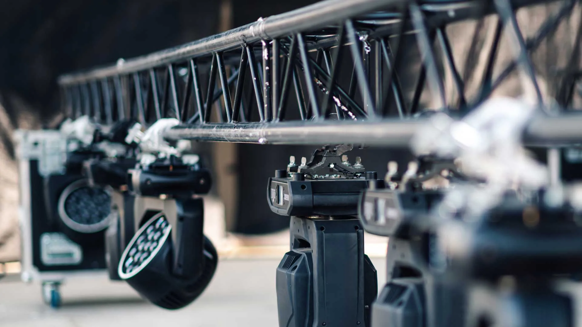 Quad truss with lighting fixtures mounted